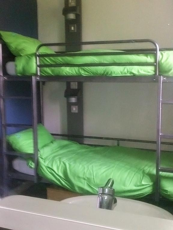 Yha Poppit Sands Hostel Cardigan Room photo